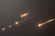 自己算命伊朗以导弹齐射回应以色列的大规模袭击