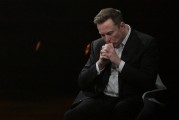 自己算命特斯拉股价收涨超3%：特朗普无意沟通，马斯克父亲劝儿子低头
