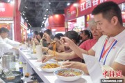 自己算命“嗦粉”经济火热 中国多地“食力”出圈